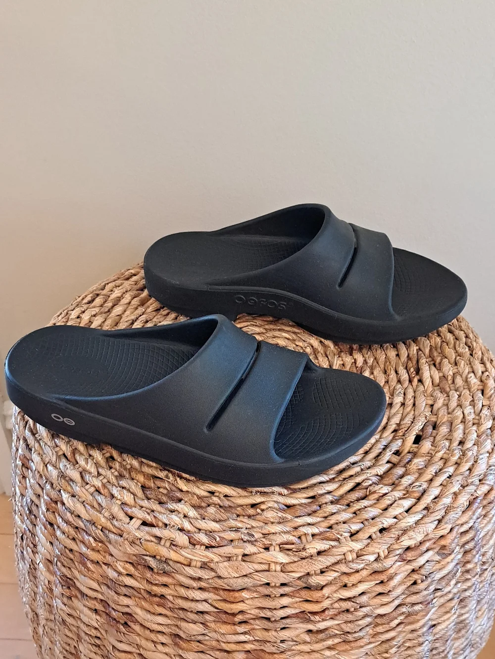 OOFOS‎ Unisex Black Recovery Activewear/Athleisure/Gym Rubber Slides M8/W10